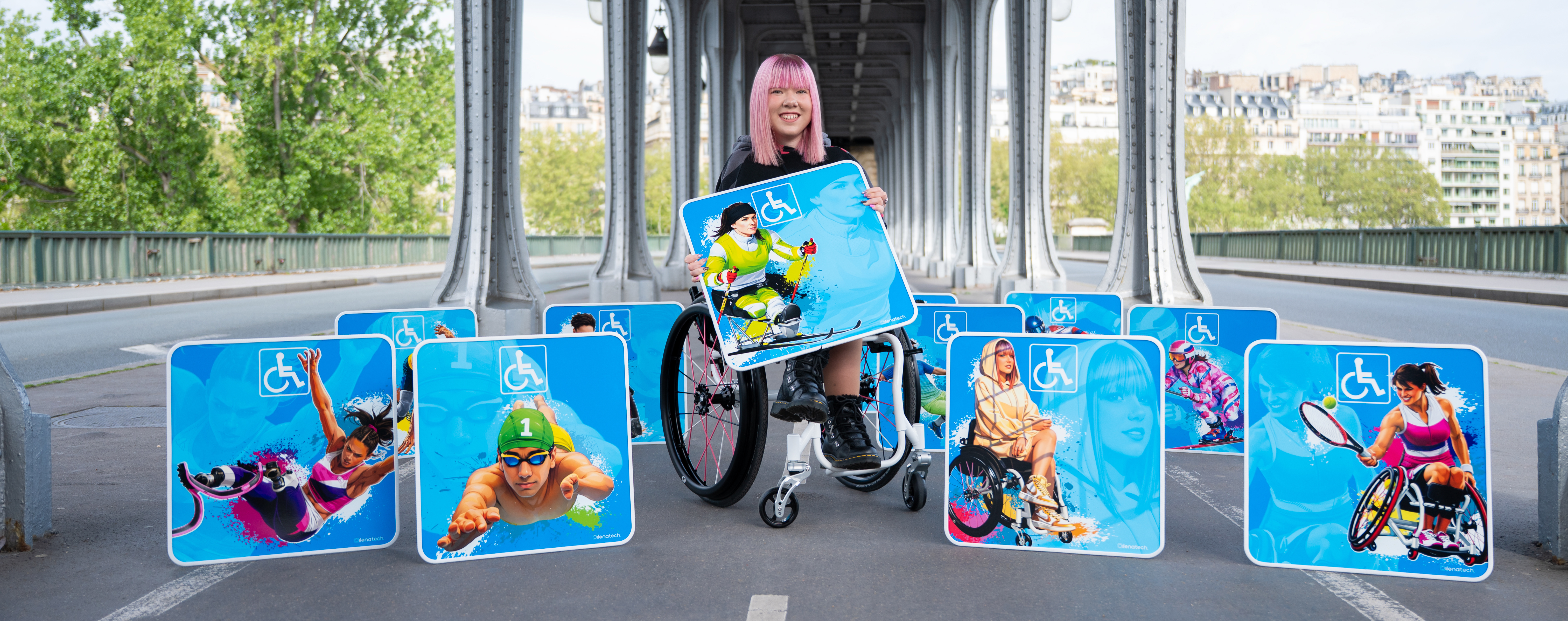 Panneau PMR STATIONNMENT Illustration Ilenatech représentant différents sports adaptés et la pratique sportive des personnes en situation de handicap.