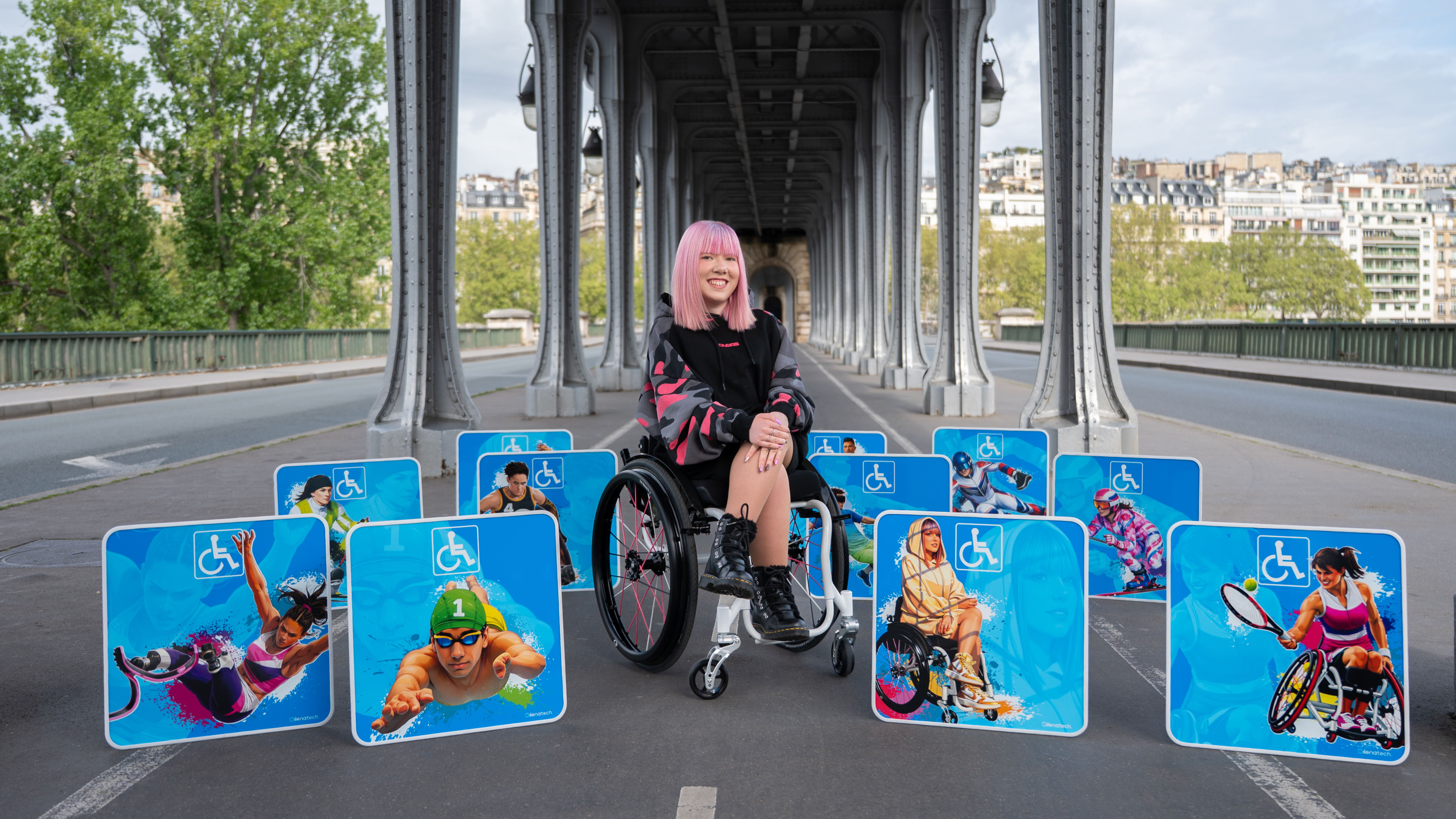 Panneau PMR STATIONNMENT Illustration Ilenatech représentant différents sports adaptés et la pratique sportive des personnes en situation de handicap.