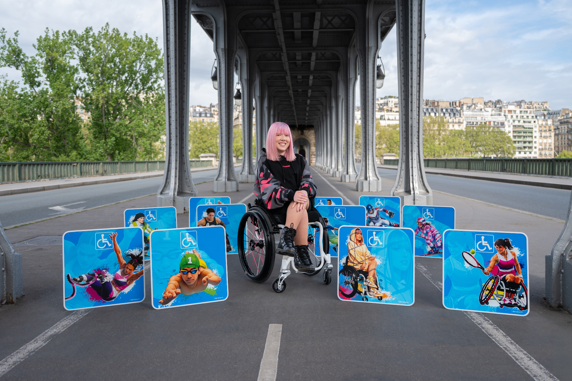 Carte Mobilité Inclusion (CMI) et panneau de stationnement PMR Ilena Tech favorisant l'accessibilité des personnes en situation de handicap.
