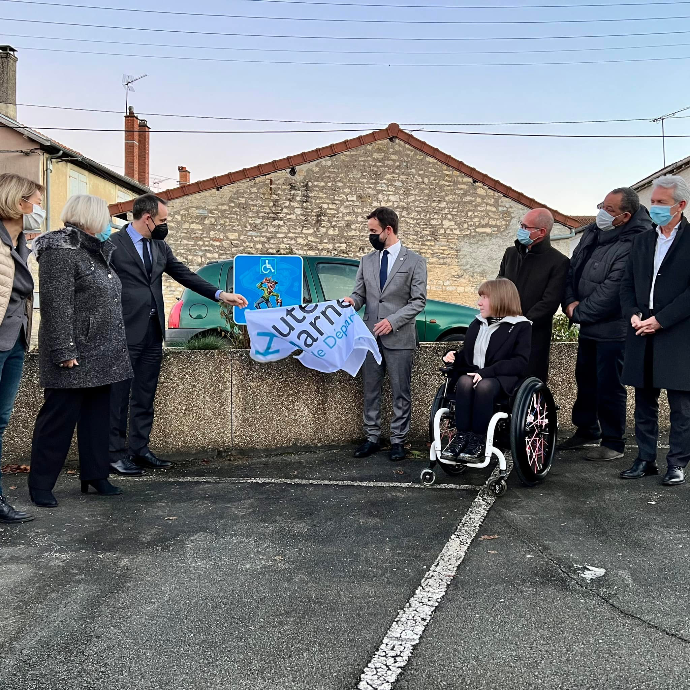 Panneau de stationnement PMR devant une mairie