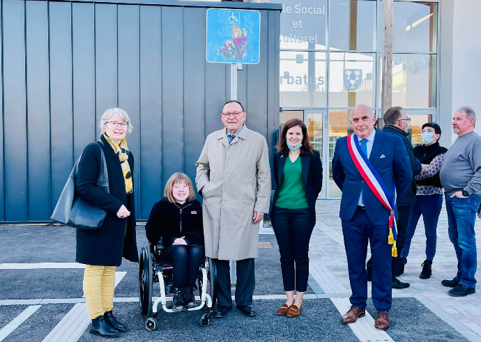 Signalétique PMR installée dans un parking public.