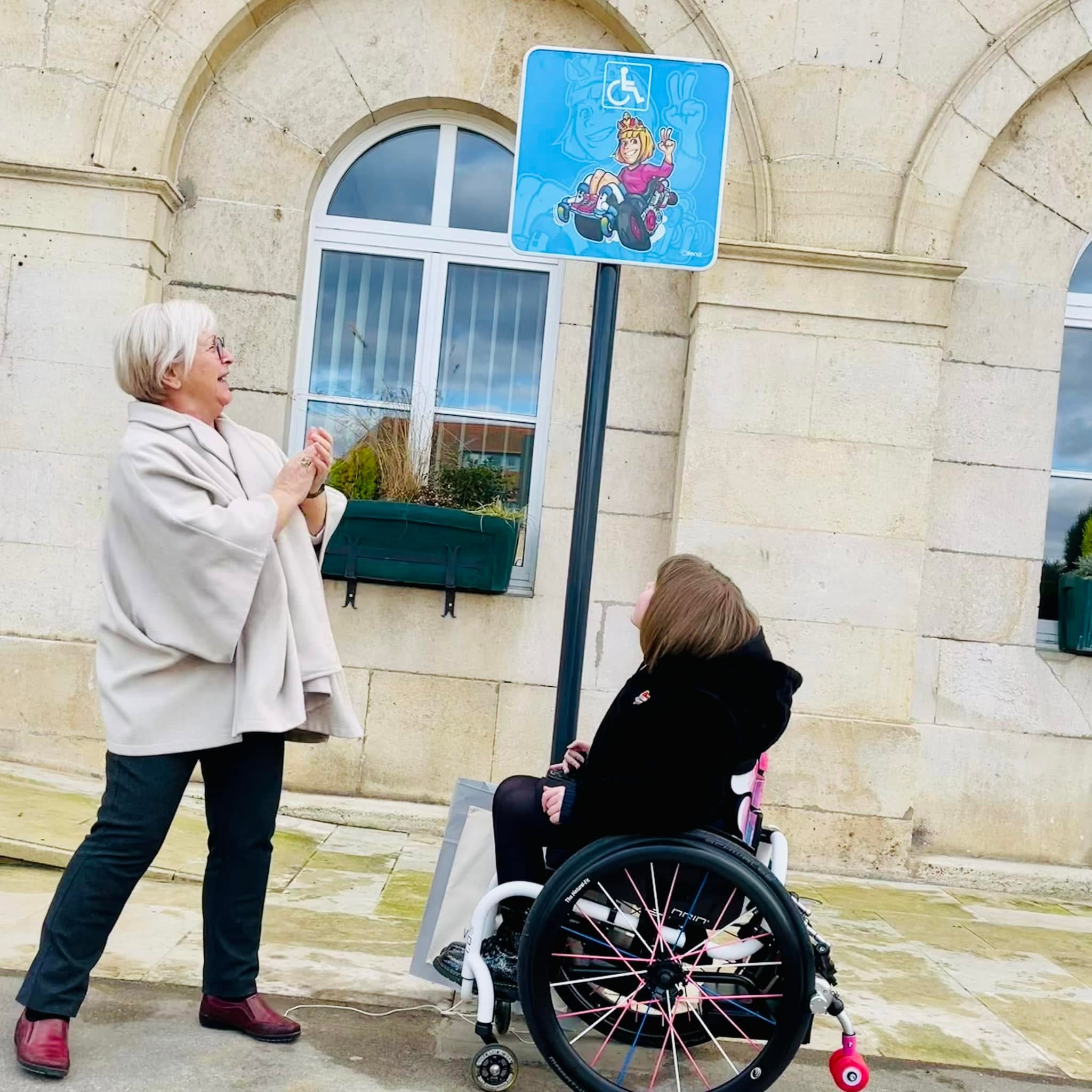Signalétique d'accessibilité dans un bâtiment public.