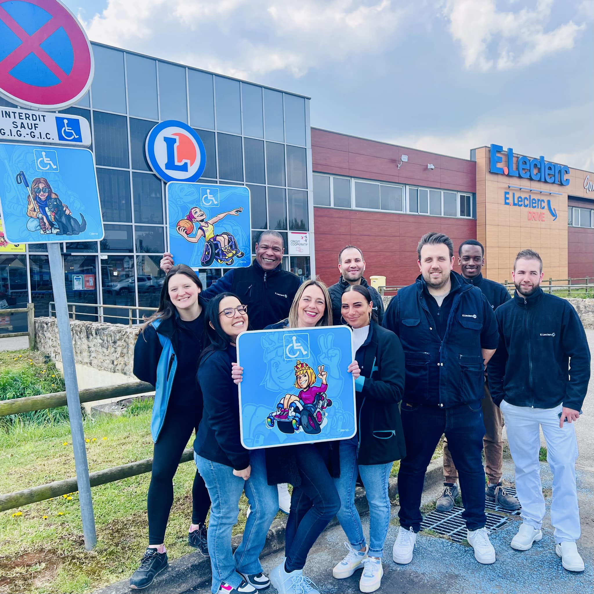 Panneau parking handicapé pour commerce facilitant l'accès des personnes en situation de handicap.ttent aux commerces d'améliorer l'accessibilité de leurs espaces tout en valorisant un accueil inclusif pour tous les clients.