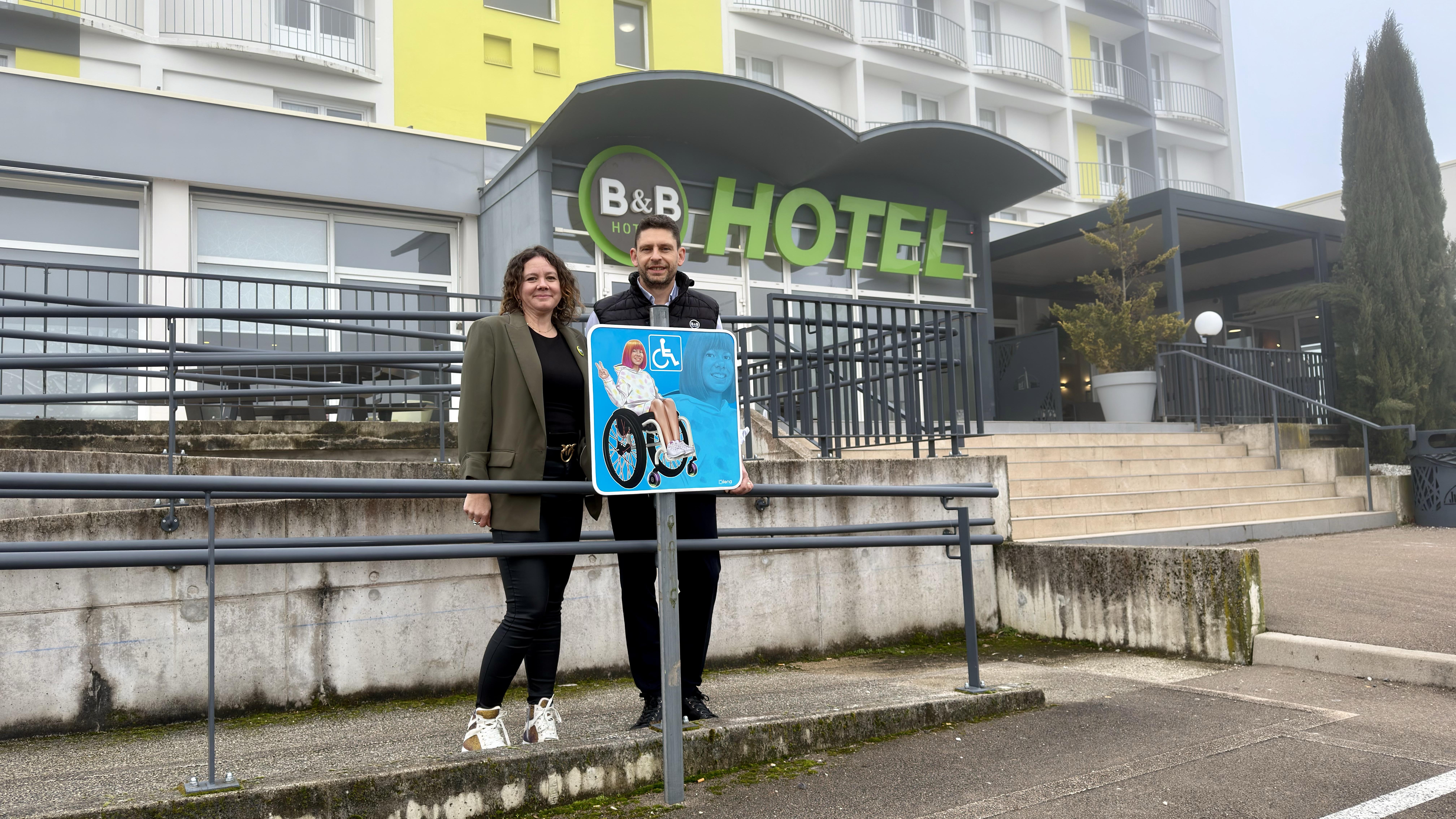 Fabriqués en France, les panneaux parking handicapé Ilenatech facilitent le repérage des places PMR tout en valorisant l'engagement des hôtels en faveur de l'accessibilité.