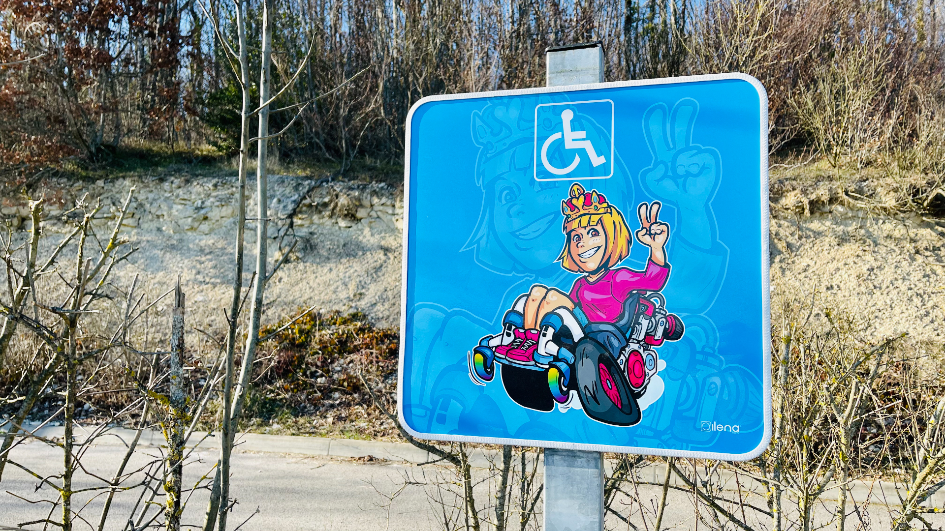 Les panneaux de stationnement PMR Ilenatech identifient clairement les places réservées aux personnes en situation de handicap et améliorent l'accessibilité des parkings de campings et villages vacances.