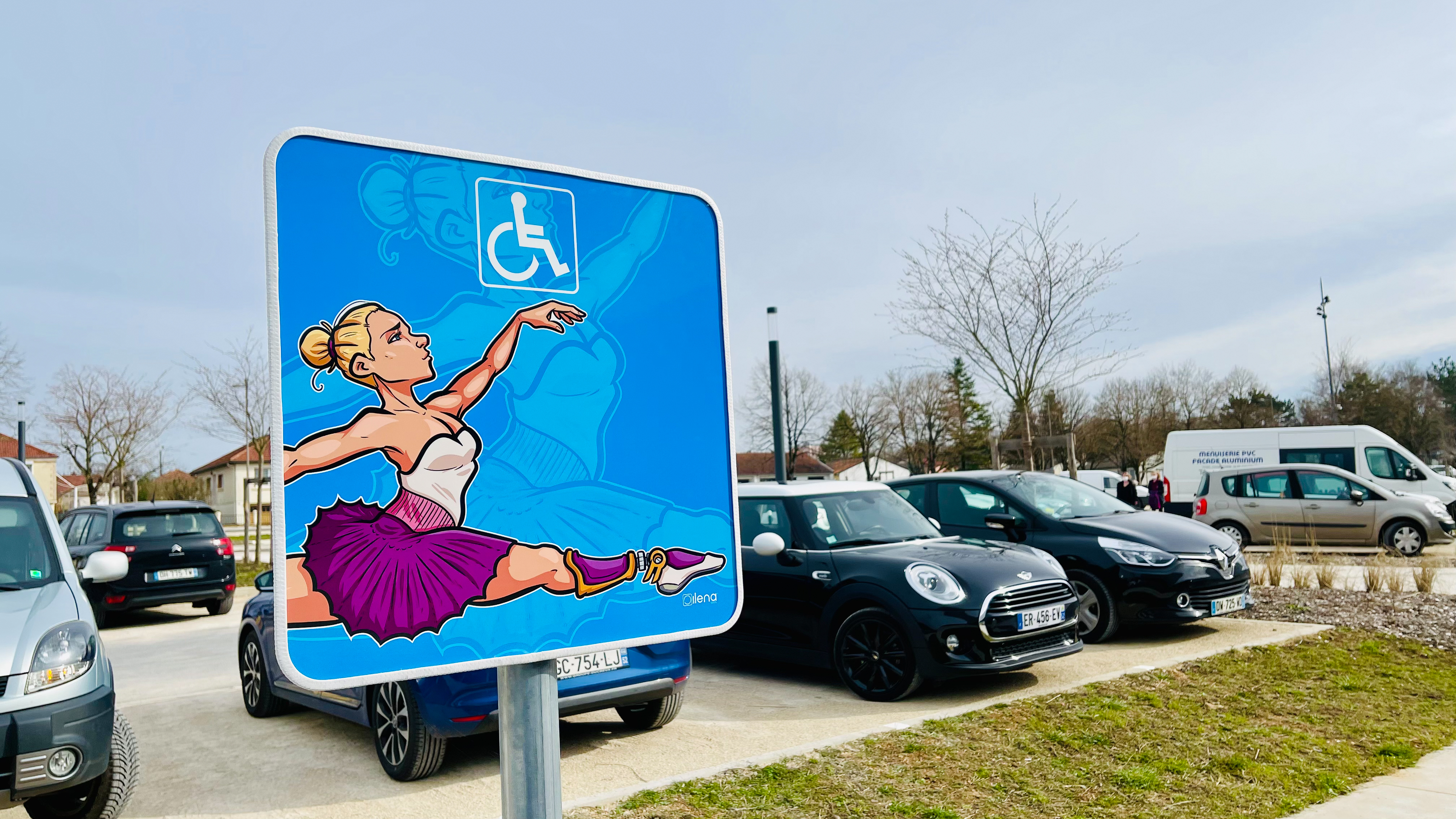 Signalétique PMR Ilenatech pour améliorer l'accessibilité des copropriétés et des résidences.