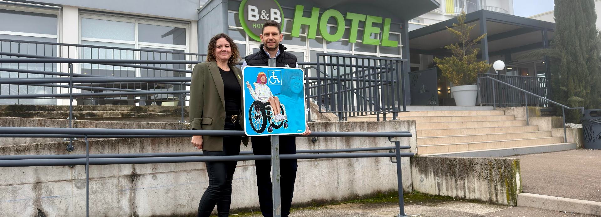 Panneaux PMR Ilenatech installés pour améliorer l'accessibilité des espaces