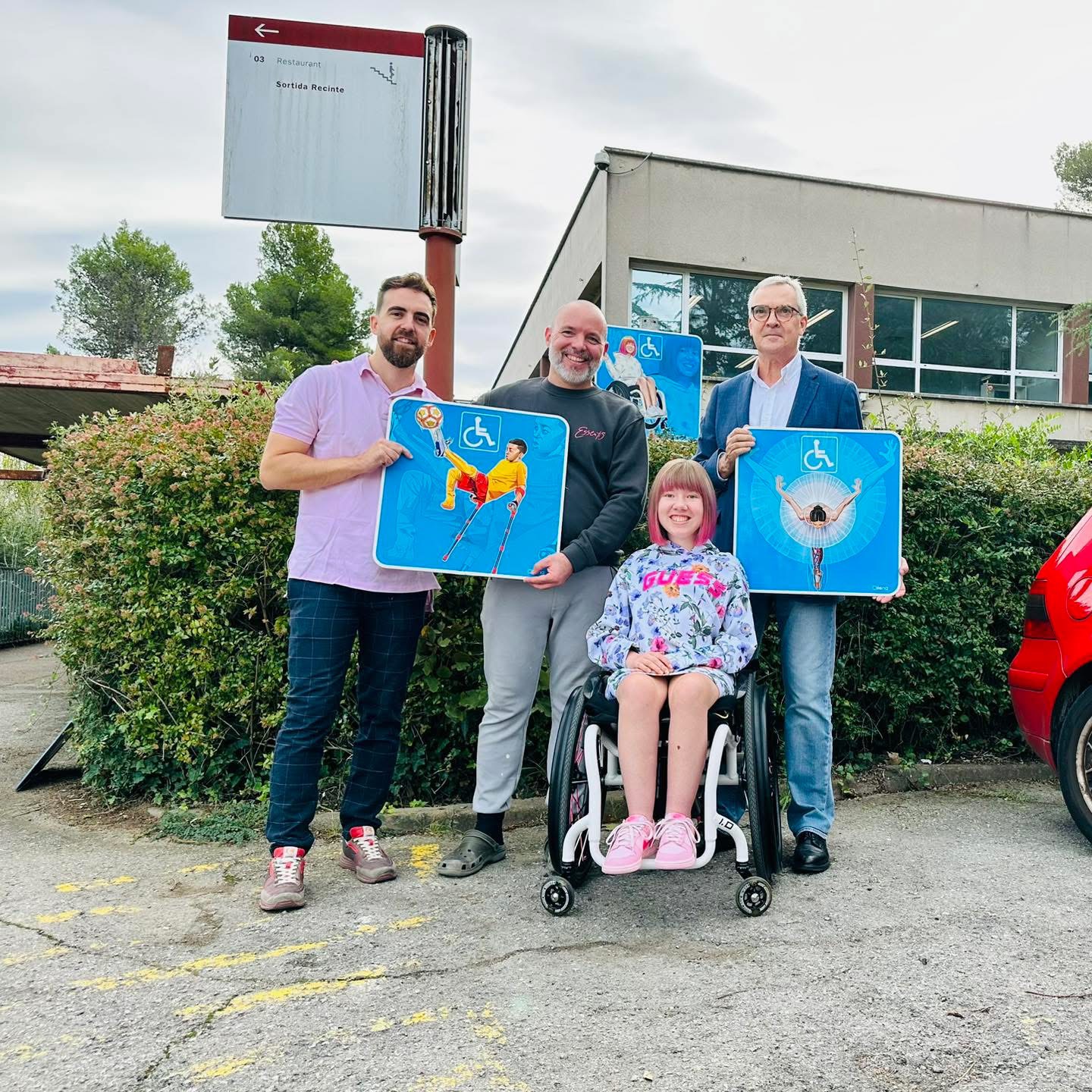 Panneaux de stationnement PMR installés par Ilenatech pour Catalònia Fundació Creactiva afin d'améliorer l'accessibilité des personnes à mobilité réduite.
