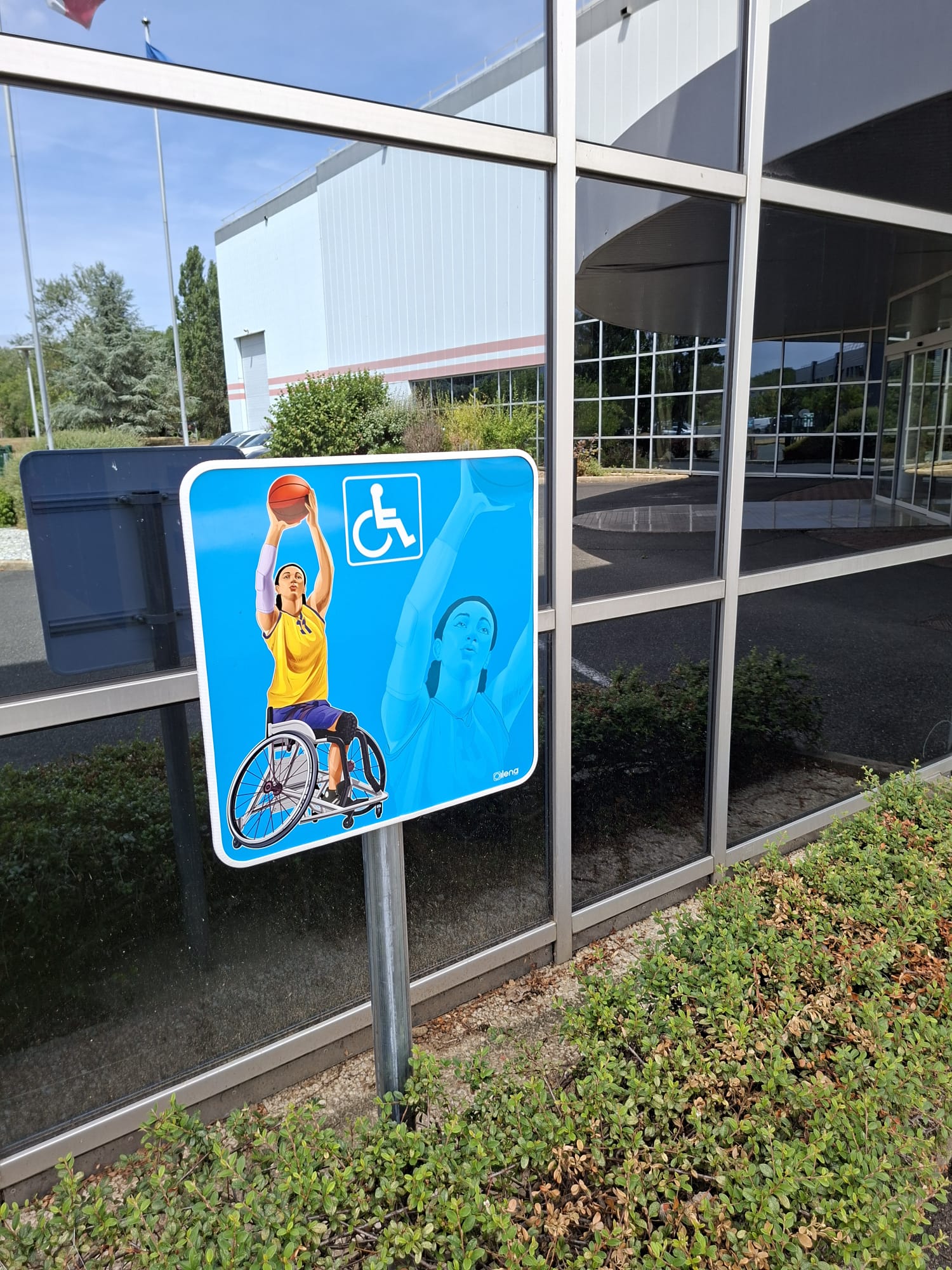 Signalétique PMR installée par Ilenatech chez Mazak