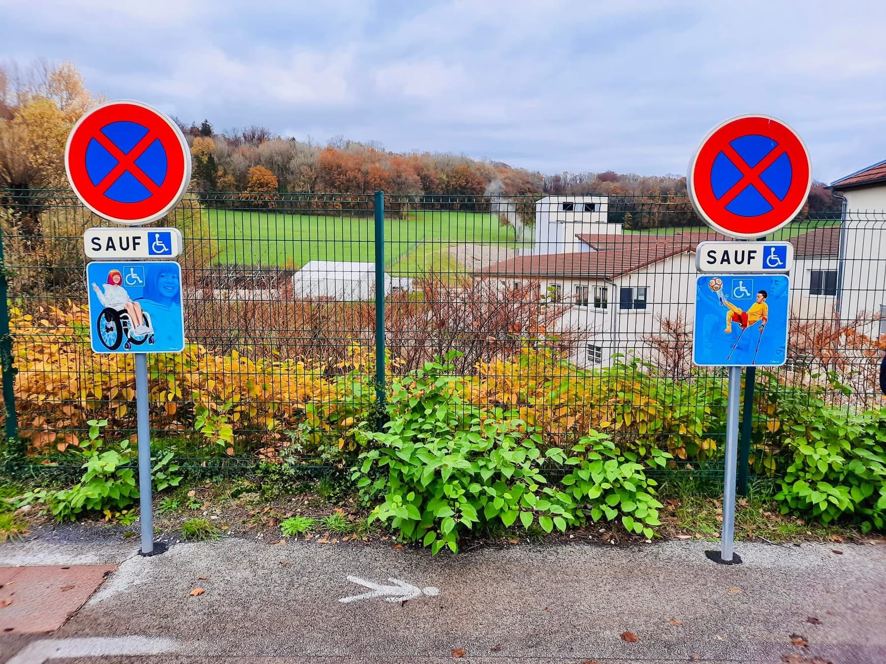 Installation de panneaux de stationnement PMR réalisée par Ilenatech sur le site de Caprice des Dieux à Illoud afin d'améliorer l'accessibilité des places réservées aux personnes à mobilité réduite.
